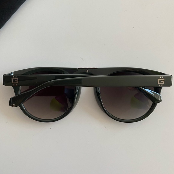GUESS Sunglasses with Red Case - GU00275 96F main image 4
